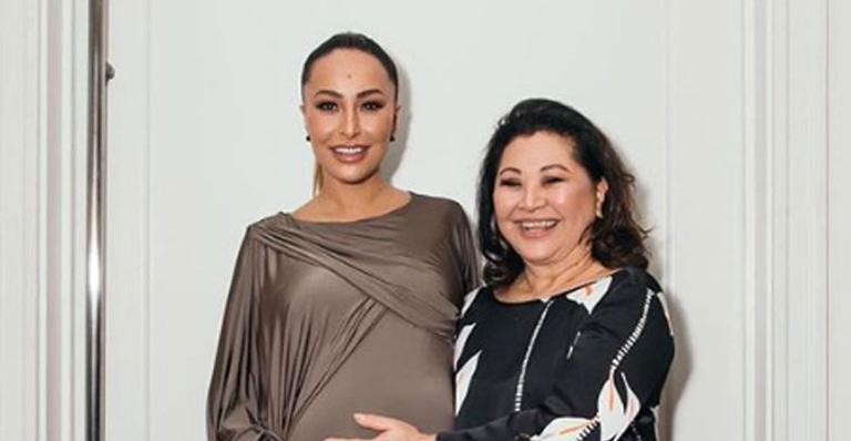 Mãe de Sabrina Sato se derrete com a pequena Zoe em seus braços: ”Já acorda sorrindo pra gente”