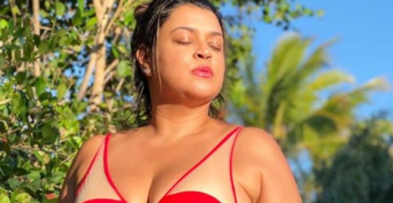 Confiante, Preta Gil usa biquíni ousado e rebate críticas de internautas: ”Eu escolhi ser luz”