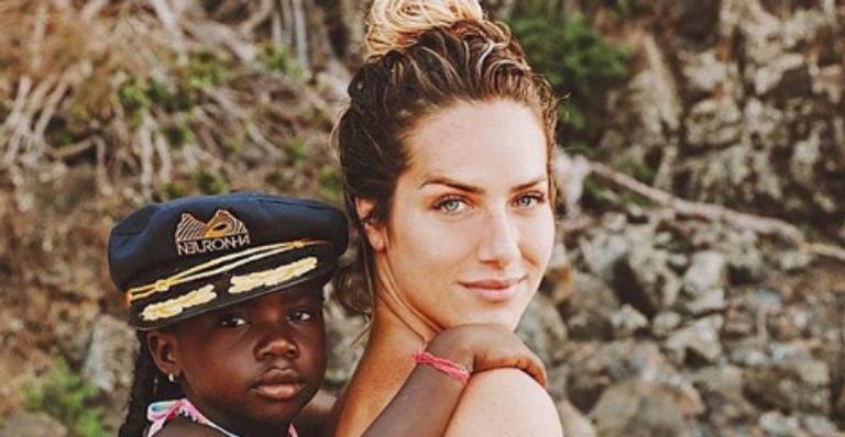 Agarradinha, Titi ganha bela homenagem da mamãe, Gio Ewbank: ”Hoje e sempre juntas”