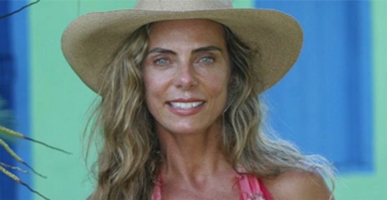 Aos 66 anos, Bruna Lombardi surpreende ao surgir de biquíni