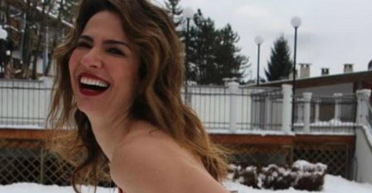 Luciana Gimenez empina bumbum em clique de biquíni na neve: ”Depois peguei uma gripe”