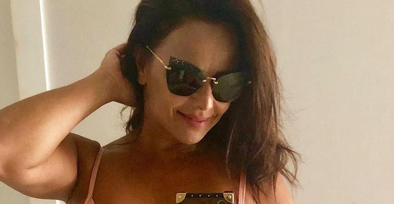 De biquíni, Viviane Araújo surge em selfie sensual