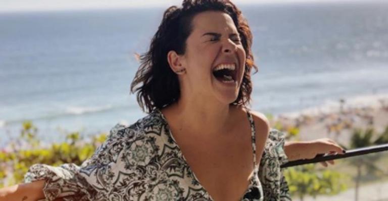 Em raro clique de biquíni, Fernanda Souza mostra boa forma e ganha chuva de elogios