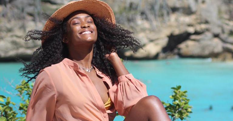 Erika Januza surge deslumbrante durante férias em Curaçao