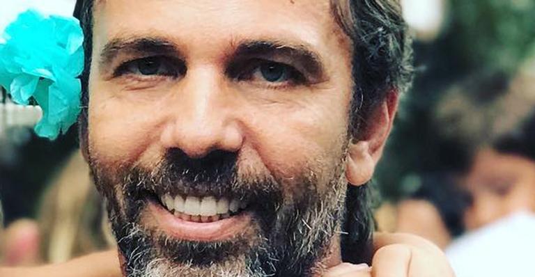 Seguidor critica namorada de Marcelo Faria e ator responde: “Reveja seus conceitos”