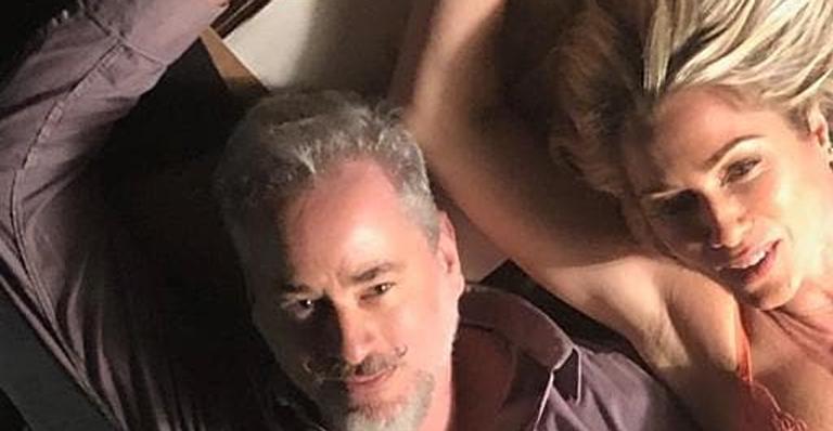 Dan Stulbach mostra Letícia Spiller só de sutiã nos bastidores de ‘O Sétimo Guardião’