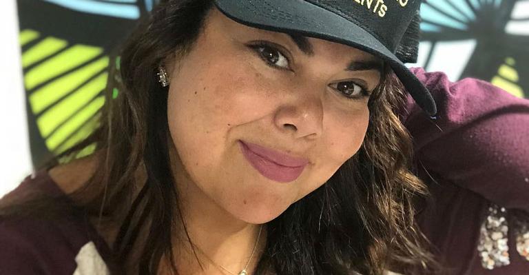 Com 20 kg a menos, Fabiana Karla posa de biquíni para o noivo gato