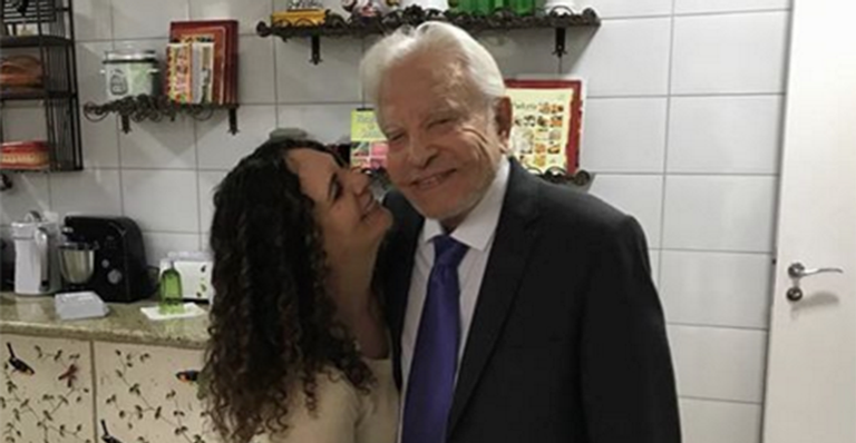 Aos 91 anos, Cid Moreira surge no banheiro e sem camisa após sauna