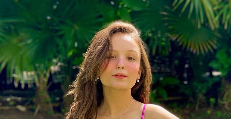 Larissa Manoela distribui convite de aniversário e assusta convidados