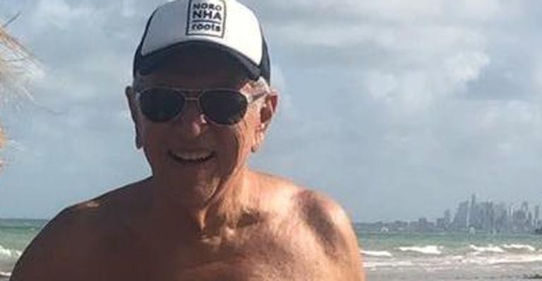 De sunga, Carlos Alberto de Nóbrega curte praia com a mulher