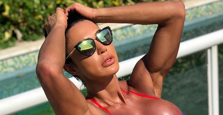 Gracyanne Barbosa surge com biquíni de fita isolante no limite e choca fãs