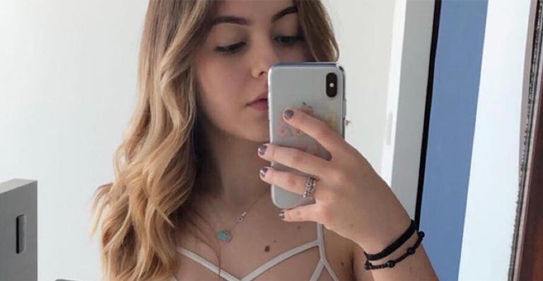 Aos 18 anos, Klara Castanho surge provocante com biquíni branco e quase mostra tudo