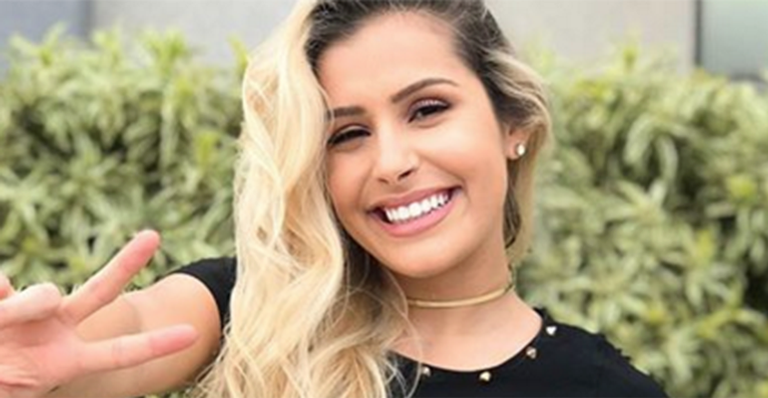De biquíni, bailarina do Faustão perde o tanquinho e reclama da barriga: ‘Cresceu’