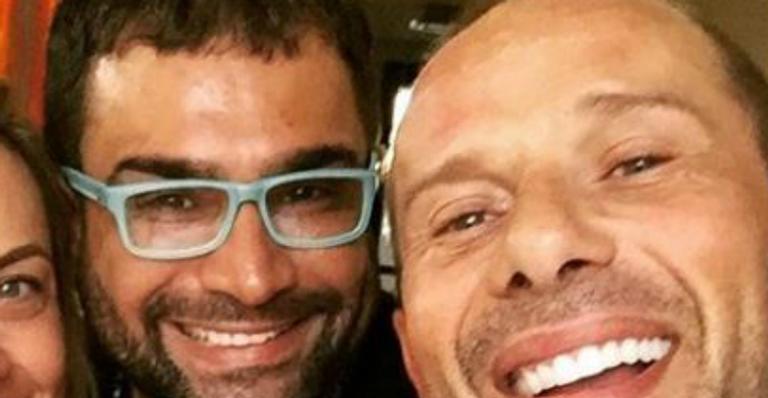 Após A Fazenda, Rafael Ilha reencontra Evandro Santo e anuncia: ”É hora das fofocas”