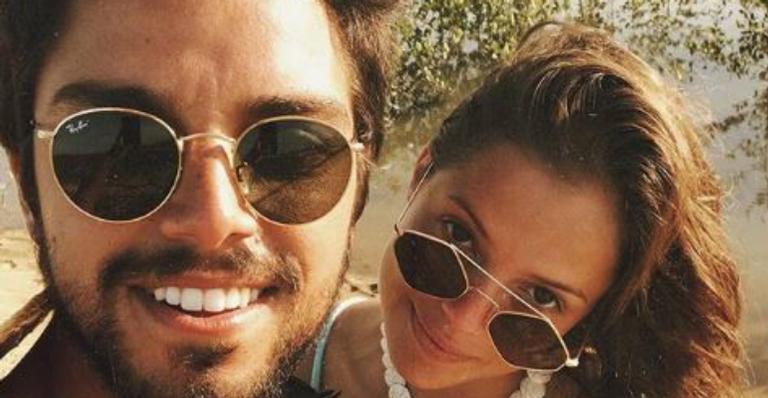 Agatha Moreira e Rodrigo Simas posam juntinhos durante férias na Bahia