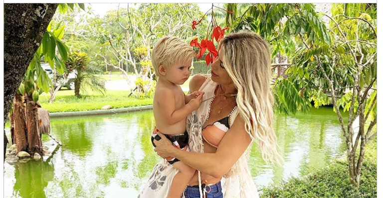 Nada de brinquedos caros! Enrico, filho de Karina Bacchi se diverte com caixa de papelão: ‘Reciclado’