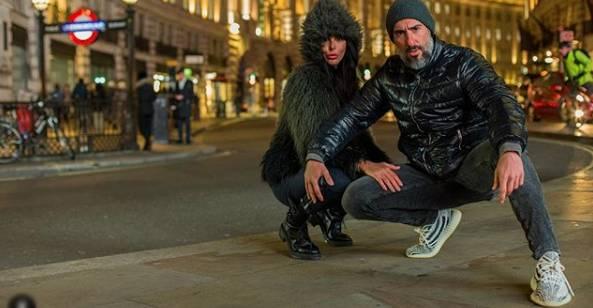 Em Londres, Marcos Mion faz pose inusitada com a esposa