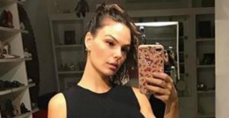 Isis Valverde faz selfie em seu closet e fãs ficam boquiabertos com peças: ”Parece uma loja”