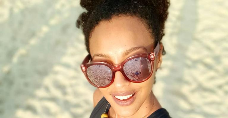 Sheron Menezzes fala sobre a saudade de ficar longe do filho
