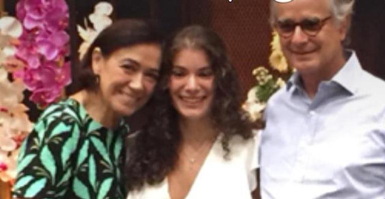 Lilia Cabral festeja a formatura da filha, Giulia, na universidade