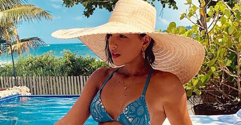 Mariana Rios exibe a barriga chapada em foto na piscina