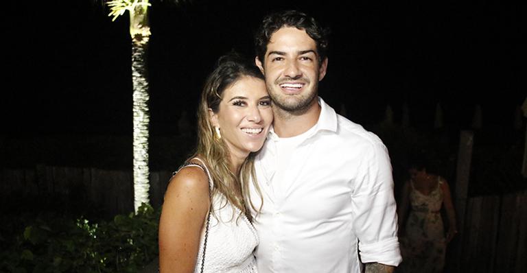 Alexandre Pato e Rebeca Abravanel se divertem em passeio a dois