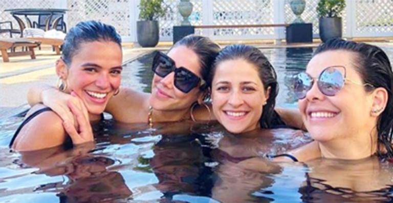 Bruna Marquezine se diverte em pool party com Fernanda Souza