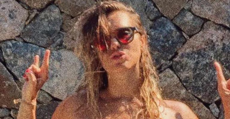 Carolina Dieckmann surge com biquíni cavado e impressiona