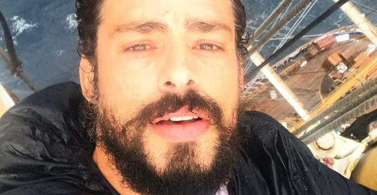 Tá com calor? Cauã Reymond entra em ofurô com muito gelo