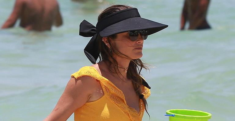 Flávia Alessandra exibe corpão em dia na praia com a família