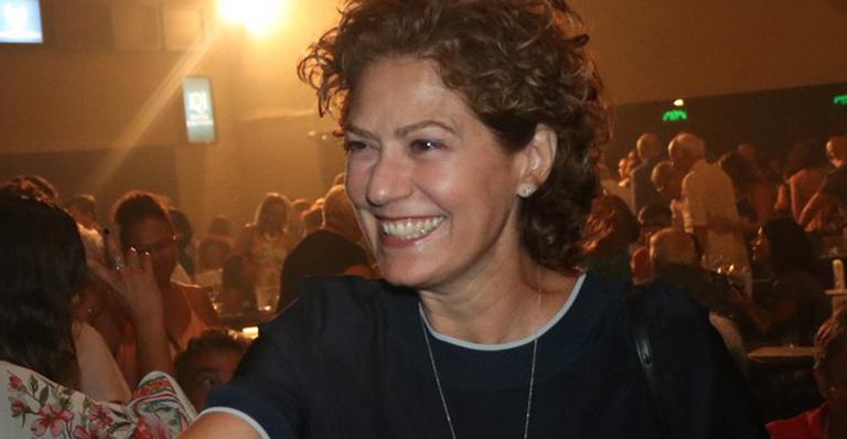 Patricia Pillar faz rara aparição com o namorado em show