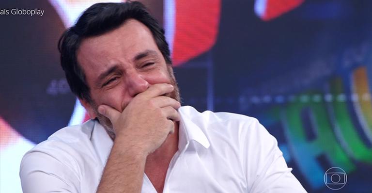 Rodrigo Lombardi chora ao ouvir que o filho sente saudades