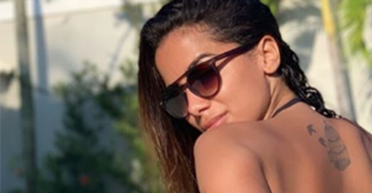 Anitta exibe o bumbum perfeito e puxa o biquíni para mostrar a marquinha na pele