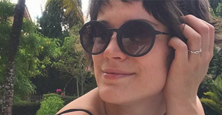 Bianca Bin surge de biquíni ao renovar o bronze na Bahia
