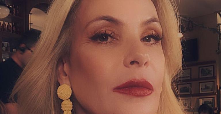 Carolina Ferraz se ‘derrete’ em foto com seu cachorro: ‘Manoel e eu, eu e Manoel’