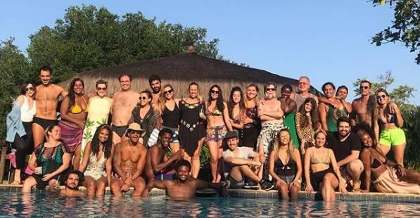 Em clima de despedida, elenco de ‘O Tempo Não Para’ se reúne no sítio de Luiz Fernando Guimarães