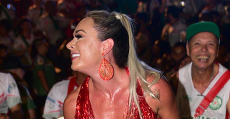 Juju Salimeni ousa com vestido justíssimo e mostra samba no pé rumo ao carnaval