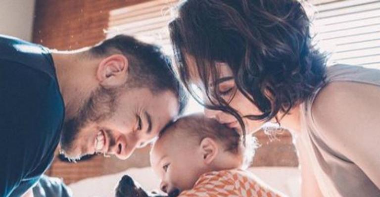 Junior Lima e Monica Benini curtem dia de praia com o filho e encantam fãs: ”Nosso mundo inteiro”