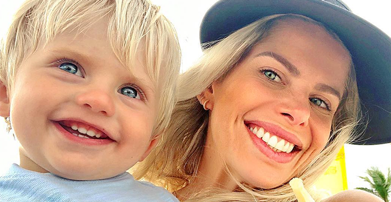 Karina Bacchi exibe clique fofo com o filho, Enrico, e se declara: ”Deus reservou pra mim”