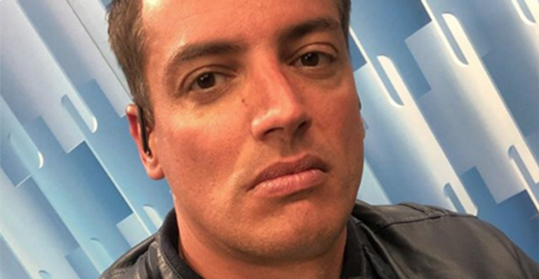 Na mansão de Lívia Andrade, Leo Dias se queixa e fala em retornar ao Rio: ”Preciso da minha vida de volta”
