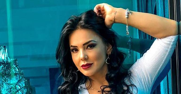 Bailarina favorita de Silvio Santos seduz fãs com foto provocante