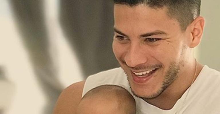 Arthur Aguiar surge com a filha Sophia nos braços e fãs cravam: ”É a cara da mãe”