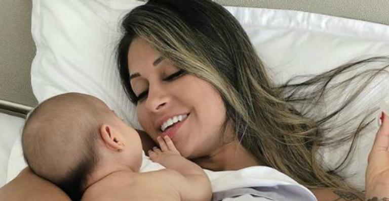De volta após pausa, Mayra Cardi veste filha de ‘chefe de cozinha’