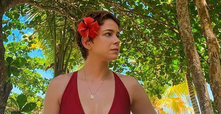 Solteira, Leandra Leal exibe a cintura fina na Bahia