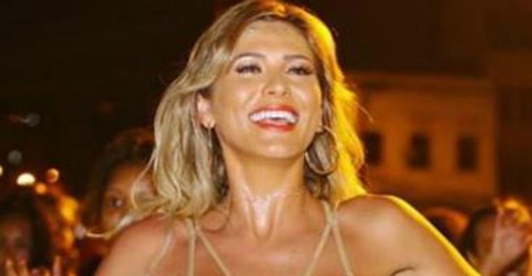 Ensaiando para carnaval, Lívia Andrade aposta em blusa ‘tomara que caia’ e quase mostra demais