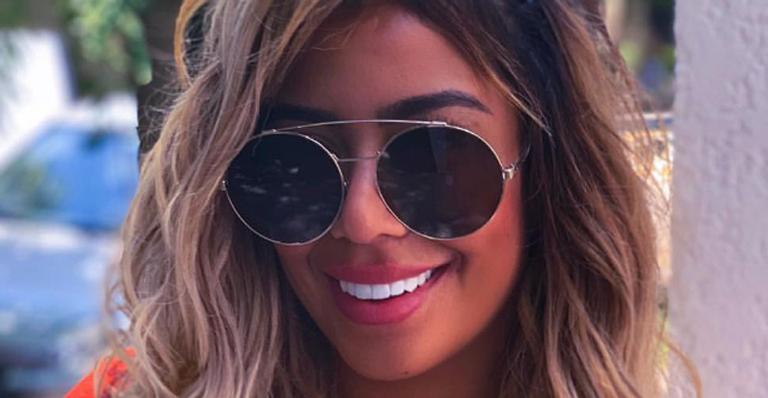 Rafaella Santos surge com decote generoso, mas detalhe rouba a cena