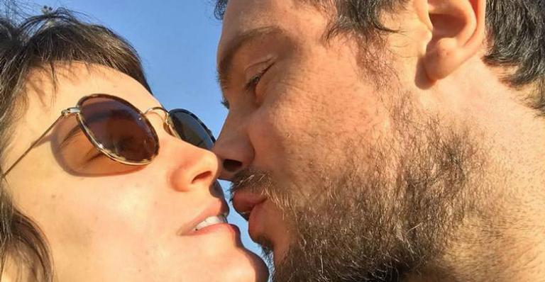 Bianca Bin curte dia de praia ao lado de Sergio Guizé: ”Só sombra e água fresca”