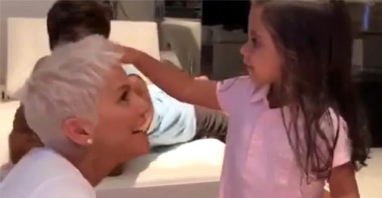 Filha de Deborah Secco se diverte ao dizer com quem a mãe está parecida