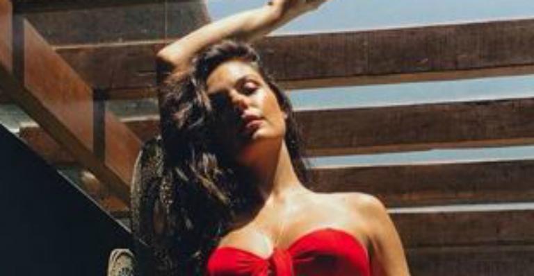 2 meses após parto, Isis Valverde deixa fãs perplexos em clique de biquíni vermelho