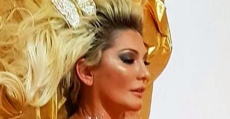 Antonia Fontenelle surge completamente nua coberta por purpurinha